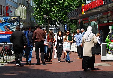 011_15717 - Shopping Mall in der Lneburger Strasse von Hamburg Harburg.