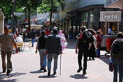 011_15734 - Einkaufsbummel in der verkehrsberuhigten Strasse - Einkaufsstrasse von Harburg.