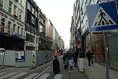 04_22732 Baustelle im Neuen Wall; Fussgngerberweg / Zebrastreifen mit Verkehrsschild. 