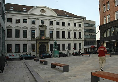 04_22733 - der neugestaltete Platz beim Brgermeisterhaus und dem C. F. Petersen Denkmal (2006); Blick zum Goertz-Palais am Neuen Wall. 