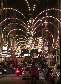 04_22747 - Weihnachtslichter, Lichtbogen Neuer Wall; Verkehrsstau.