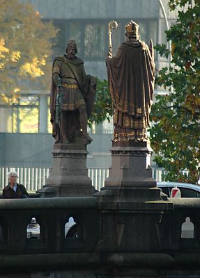 011_14105 - die Steinskulpturen von Adolph III (Grnder der Hamburger Neustadt) sowie St. Ansgar (Erzbischof der Altstadt) bewachen die Trostbrcke.