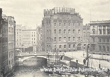 011_14108 - Blick zur Trostbrcke; in der Bildmitte das Gebude der Patriotischen Gesellschaft; re. Bei der alten Brse - Lastkhne und Schiffe liegen auf dem Nikolaifleet.  (ca. 1890)