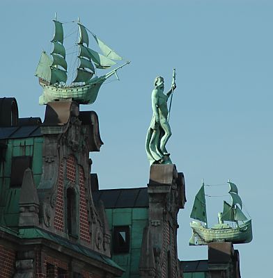 011_14111 - mit Grnspan bedeckter Kupferdekor auf dem Globushof an der Trostbrcke; der Meeresgott Neptun / Poseidon wird von zwei Segelschiffen begleitet.