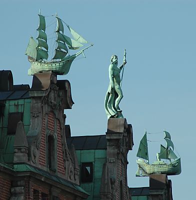 011_14111 - mit Grünspan bedeckter Kupferdekor auf dem Globushof an der Trostbrücke; der Meeresgott Neptun / Poseidon wird von zwei Segelschiffen begleitet.
