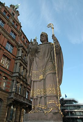 011_14112 - die Figur von St. Ansgar vor dem Globushof. 