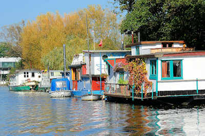 2595 Hausboote am Ufer der Doveelbe in Hamburg Allermhe.