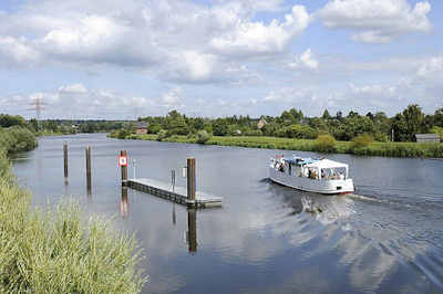 8311 Ein Schiff hat die Krapphofschleuse verlassen und fhrt auf dem Schleusenkanal Richtung Bergedorf.