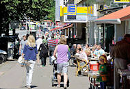 5747 Geschfte und Passanten - Fuhlsbttler Strasse; Kaffee mit Tischen auf dem Fussweg - Motive aus dem Hamburger Stadtteil Barmbek Nord.