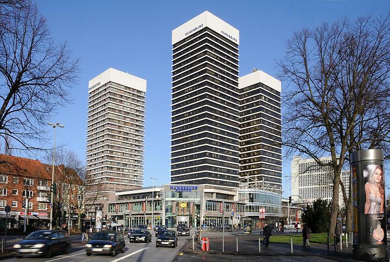 Der Hamburger Stadtteil Barmbek Sd ist Teil des Bezirks Hamburg-Nord. Der Name des ursprnglichen Dorfes stammt vom Namen des Baches Barnebeke. Barmbek Sd war eine Arbeitervorstadt, die whrend des II. Weltkriegs durch Luftangriffe weitgehend zerstrt wurde. Der Stadtteil Barmbek-Sd hat eine Fche von 3,1 km und ca. 30 000 Einwohner. 