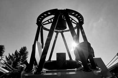 5579-2 Teleskop der Hamburger Sternwarte in Bergedorf im Gegenlicht - Schwarz Wei Aufnahme.