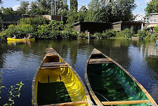 21550 Kanuverleih an der Bille im Stadtteil Hamburg Bergedorf. Kanus auf dem Wasser am Steg.