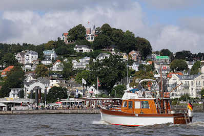 XX0912 Sportboot auf der Elbe vor Hamburg Blankenese; Schiffsanleger.