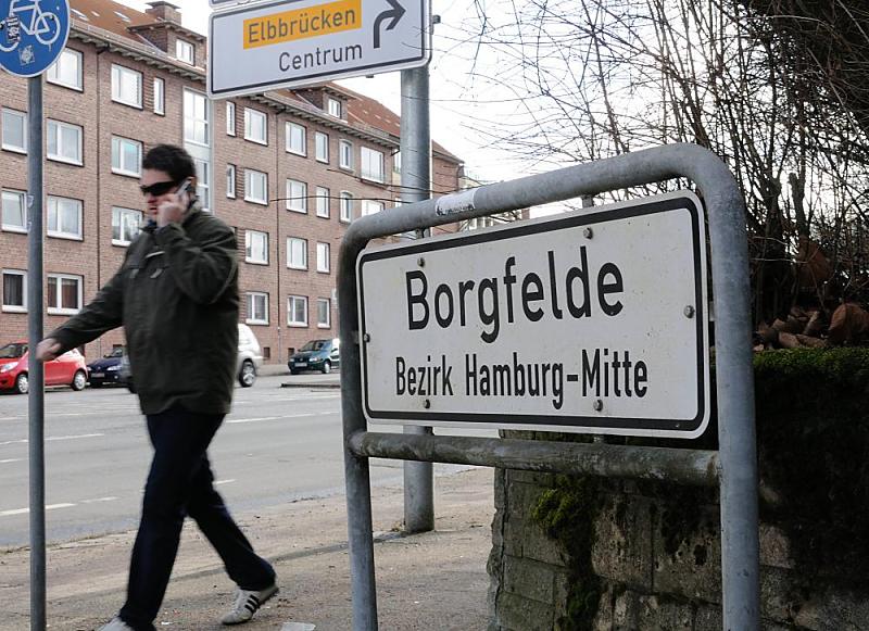 Fotos des Stadtteils Borgfelde, Bezirk Hamburg Mitte. Der Hamburger Stadtteil Borgfelde gehrte ursprnglich zum Stadtteil Hamm. Im Jahr 1256 erhielt Hamburg von den Schauenburger Grafen die sogenannte „alte Brgerweide“ zugesprochen. Sie liegt im nrdlichen Teil des heutigen Stadtteils Borgfelde.Vermutlich ist der Stadtteilname von den frher hier weidenden Schweinen (plattdeutsch „borg“) abgeleitet. Mglich ist aber auch die Ableitung von „Brgerfeld“, wofr die o.g. Bezeichnung „alte Brgerweide“ spricht. Im Krieg wurden groe Teile Borgfelde durch Luftangriffe zerstrt. Auf dem knapp 1 km groen Areal leben ca. 7000 Einwohner. 6437 Stadtteilschild der Stadteilgrenze - Fussgnger mit Telefon.