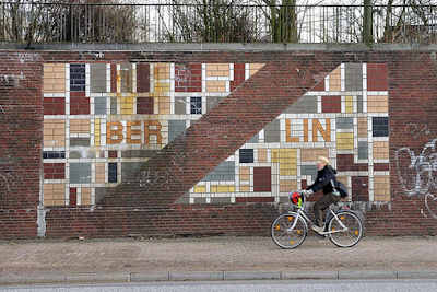 6537 Bilder aus Hamburg Stadtteil Borfelde Mosaik des geteilten Berlin an der Buergerweide, Radfahrerin.