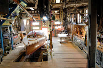 6129 Innenansicht Bootswerft Cranz - von 1868 bis 1992 wurden in jetzt unter Denkmalschutz stehenden Bootshalle Khne und Beiboote aus Holz gefertigt.
