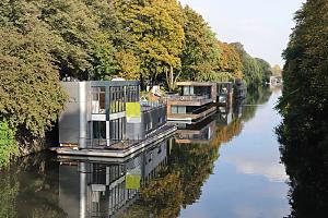 Hamburg-Bilder aus den Stadtteilen und Bezirken - die Hansestadt Hamburg ist in sieben Bezirke unterteilt, die in 105 Stadtteile untergliedert sind. Der Stadtteil Eilbek gehrt zum Bezirk Hamburg Wandsbek. Die erste urkundliche Erwhnung Eilbeks erfolgte 1247 als Ylenbeke, (Blut-/Egelbach heit. Es gehrte zunchst fr 600 Jahre zum Hospital zum Heiligen Geist. Ab dem Jahr 1829 gehrte das Gebiet zur Vogtei Barmbek. 1894 wurde Eilbek zum Hamburger Stadtteil. Im zweiten Weltkrieg wurde die Wohnbebauung des Stadttteils durch Luftangriffe weitgehend zerstrt. In Eilbek leben auf 1,7 km ca. 20000 Menschen.