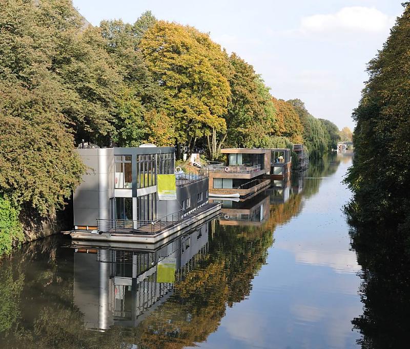 Hamburg-Bilder aus den Stadtteilen und Bezirken - die Hansestadt Hamburg ist in sieben Bezirke unterteilt, die in 105 Stadtteile untergliedert sind. Der Stadtteil Eilbek gehrt zum Bezirk Hamburg Wandsbek. Die erste urkundliche Erwhnung Eilbeks erfolgte 1247 als Ylenbeke, (Blut-/Egelbach heit. Es gehrte zunchst fr 600 Jahre zum Hospital zum Heiligen Geist. Ab dem Jahr 1829 gehrte das Gebiet zur Vogtei Barmbek. 1894 wurde Eilbek zum Hamburger Stadtteil. Im zweiten Weltkrieg wurde die Wohnbebauung des Stadttteils durch Luftangriffe weitgehend zerstrt. In Eilbek leben auf 1,7 km ca. 20000 Menschen. 9808 Eilbeker Kanal - Grenze zu Barmbek Sd - Wohnschiffe am Ufer des Kanals - Hausboote in Hamburg Eilbek.