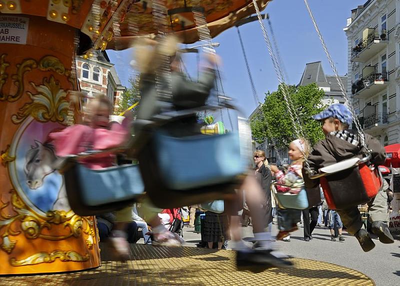 Der Stadtteil Eimsbttel ist Namensgeber des Hamburger Bezirks Eimsbttel und hat auf einer Flche von 3,2 km ca. 54 000 Einwohner. 1275 wurde Eimsbttel als eines der kleinsten Drfer vor den Toren Hamburgs zum ersten Male urkundlich als Eymersbuttele erwhnt. Heute stellt sich der Stadtteil Eimsbttel hauptschlich als citynaher, dichtbebauter Wohnbezirk dar, in dem sich stdtebaulich alte Quartiere aus der Zeit vor und um die vorletzte Jahrhundertwende mit Bauten aus der Schumacher-ra und der Nachkriegszeit abwechseln.