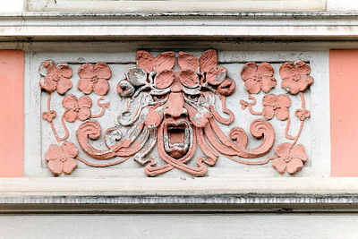 7465 Jugendstilstuck - Figur mit Blten - Bauschmuck an einer Fassade in Hamburg Eimsbttel.