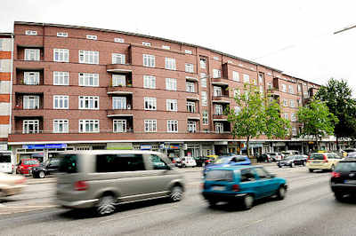 7577 Wohnblocks der 1920er Jahre - KLinkerfassade und Balkons zur Fruchtallee in Hamburg Eimsbttel - dichter Strassenverkehr, fahrende Autos - ein Hauptverkehrsstrasse Hamburg Eimsbttels.