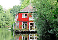 7765 Idyll am Ufer des Isebekkanals - Holzhaus mit roter Fassade am Kanalufer - Spiegelung im Wasser; Bilder aus HH-Eimsbttel.