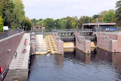 2425 Neugebaute  Wehranlage "Fuhlsbtteler Schleuse"; Sperrwerk der Alster - Fischtreppe und lks. die  Bootstreppe, auch Portage, Rollenbahn oder Bootsschleppe genannt, die zur berwindung der Schleuse fr Kanuns etc. dient