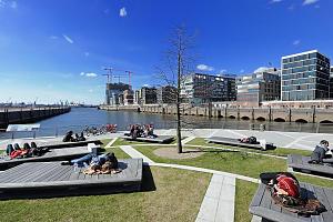 Frhlingssonne in der Hafencity - Mittagspause auf den Marco Polo Terrassen. Hamburg - Bilder aus den Stadtteilen und Bezirken - Fotos aus dem Stadtteil Hafencity - Bezirk Hamburg Mitte. Die HafenCity ist ein Hamburger Stadtteil im Bezirk Hamburg-Mitte. Am 1. Mrz 2008 wurde die HafenCity durch das Gesetz ber die rumliche Gliederung der Freien und Hansestadt Hamburg (RumGlG) zum eigenen Hamburger Stadtteil erklrt. Er setzt sich aus den ehemaligen Hafenflchen des Groen Grasbrooks sowie der Speicherstadt auf den ehemaligen Inseln Kehrwieder und Wandrahm zusammen und bezieht damit abgetrennte Gebiete der angrenzenden Stadtteile Altstadt, Rothenburgsort und des zusammen mit der Grndung des Stadtteils HafenCity aufgelsten Stadtteils Klostertor ein.  Er grenzt im Norden, durch den Zollkanal getrennt, an die Hamburger Innenstadt, im Westen und Sden an die Elbe und nach Osten, durch den Oberhafen begrenzt, an Rothenburgsort. Der Stadtteil ist vollstndig von Fluss- und Kanallufen umgeben und hat eine Gesamtflche von rund 2,2 km. Auf dem rund 155 ha groe Gebiet des ehemaligen  Hamburger Freihafens sollen bis zur Mitte der 2020er Jahre Wohneinheiten fr bis zu 12.000 Personen und Arbeitspltze fr bis zu 40.000 Personen entstehen. Es ist das flchengrte laufende Stadtentwicklungsprojekt Hamburgs.