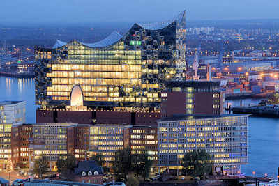 5789 Blaue Stunde in Hamburg - Blick zur beleuchteten Elbphilharmonie; im Vordergrund Brohuser am Kehrwieder.