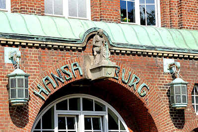 7299 Eingangsportal mit Kupferlampen und Dekorfigur - Hansaburg in Hamburg Hamm - 1915 errichtetes Fabrikgebude / Papierfabrikation.