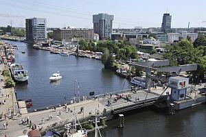 Luftaufnahme vom Harburger Binnenhafen mit Lotsenkanal KLappbrcke und Brotrmen, Brohusern am Bahnhofskanal. Bilder aus dem Stadtteil HARBURG- Bezirk HAMBURG HARBURG. Harburg (niederdeutsch Horborg) ist ein Stadtteil im Sden der Hansestadt Hamburg und das Zentrum des Bezirkes Harburg. Namensgeber und Ausgangspunkt von Harburg war die "Horeburg" (Hore = Sumpf/Moor). Die 1133-37 erstmals urkundlich erwhnte Burg wurde vermutlich von den Grafen von Stade als Grenzfestung errichtet. Seit 1899 gab es mit der Harburger Elbbrcke eine durchgehende Straenverbindung nach Hamburg. 1937 wurde die Stadt im Rahmen des Gro-Hamburg-Gesetzes, ebenso wie einige Orte des umliegenden Landkreises Harburg, vom Land Preuen an Hamburg bertragen und verliert 1938 seine Selbststndigkeit. Auf 3,9 km leben im Stadtteil Harburg ca. 21 000 Menschen.