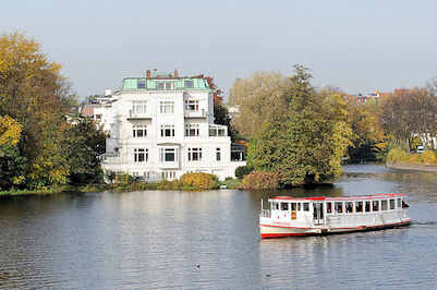 0693 Historische weisse Villa  zwischen Herbstbumen an der Alster. Ein Alsterdampfer wendet vor dem Eichenpark in Hamburg Harvestehude.