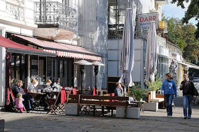 7770 Leben in Hamburg - Strassencafe in der Sonne am Eppendorfer Weg - Hoheluft Ost.