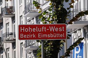 Stadteil Grenze - Grenzschild. Bilder aus dem Stadtteil HOHELUFT WEST- Bezirk HAMBURG EIMSBTTEL. Der Stadtteil HOHELUFT WEST gehrt zum Bezirk Hamburg Eimsbttel, whrend Hoheluft Ost dem Bezirk Hamburg Nord zugeordnet wird. Die Hoheluftchaussee bildet die Grenze zwischen den beiden Stadtteilen. Der Name Hoheluft leitet sich vom Galgen ab, der im Mittelalter dort stand. In Hoheluft - West leben auf 0,7 km leben ca. 12000 Einwohner, dieser Hamburger Stadtteil ist einer am dichtesten besiedelten in Deutschland. 