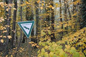 Hamburger Naturschutzgebiete, Schild - Sievertsche Tongrube Motive aus den Hamburger Stadtteilen und Bezirken - Fotos aus dem Stadtteil HUMMELSBTTEL - Bezirk WANDSBEK. Das Dorf Hummelsbttel wurde urkundlich 1319 als Humersbotle erstmals erwhnt. Vom 14. bis zum 16. Jahrhundert gehrte Hummelsbttel dem Kloster Harvestehude. Mit der Reformation kam es 1528 zur Grafschaft Holstein-Pinneberg. Nachdem die Grafen 1640 ausstarben fiel das Dorf mit der Pinneberger Herrschaft an Dnemark. 1938 wurde es aufgrund des 1937 beschlossenen Gro-Hamburg-Gesetzes nach Hamburg eingemeindet. In dem Stadtteil Hummelsbttel leben auf 9,2 km ca. 17 000 Einwohner. 