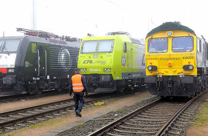 1436 Lokomotiven - Gterbahnhof Hamburger Hafen - Bahnarbeiter mit Warnweste.