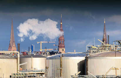 2591 Erdltanks auf dem Kleinen Grasbrook im Hamburger Hafen - im Hintergrund Kirchtrme der St. Petrikirche, St. Katharinenkirche und der St. Jacobikirche - weisser Rauch steigt aus einem Schornstein.