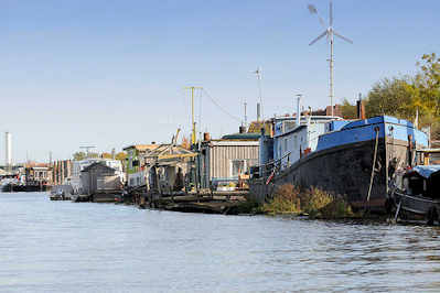 7456 Arbeitsschiffe und Hausboote am Berliner Ufer im Hamburger Spreehafen - Stadtteil Kleiner Grasbrook / Wilhelmsburg.