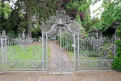 1542 Kunstvolles schmiedeeisernes Tor am Friedhof in Hamburg Marmstorf.