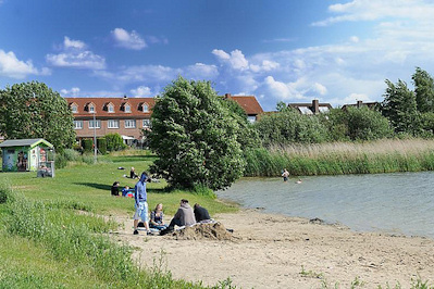 4983 Badestrand am Allermher See in Hamburg Neuallermhe - im Hintergrund Wohnhuser des Stadtteils.