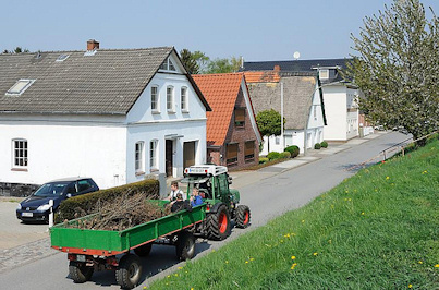 2797 Trecker mit Anhnger am Deich in Hamburg Neuenfelde - Wohnhuser am Strassenrand hinter dem Deich.