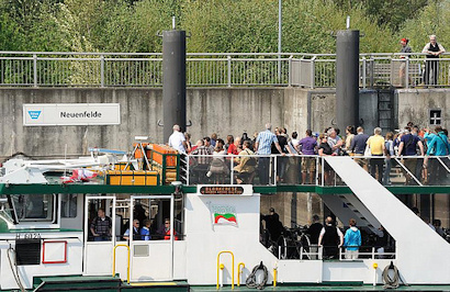 2832 Elbfhre am Anleger Neuenfelde - Schiffsverbindung ber die Elbe zwischen Blankenese und Neuenfelde / Hamburg Cranz.