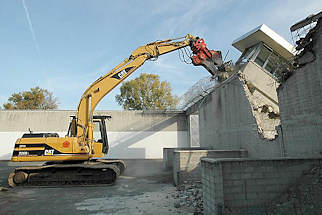 9055 Wachturm auf der Gefngnismauer des ehem. Neuengammer Gefngnis wird vom Bagger heruntergestrzt-