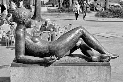 8467 Liegender Frauenakt - Bronzeskulptur am Gorch Fock Wall; Bildhauer Edgar Augustin.