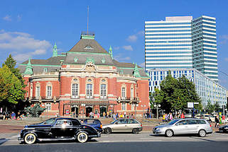 Die Hansestadt Hamburg ist in sieben Bezirke unterteilt,  die in 104 Stadtteile untergliedert sind 7915 Johannes Brahms Platz in Hamburg Neustadt; historische Architektur der Laeiszhalle / Musikhalle.