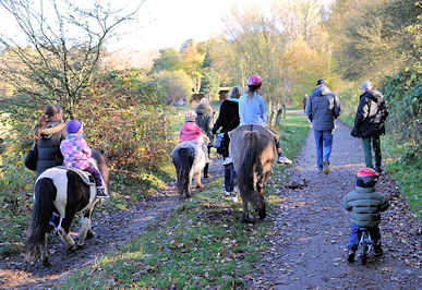 0648 Ausflug im Niendorfer Gehege - Kinderreiten auf Ponys vom Ponyhof - Fotos aus dem Stadtteil Hamburg Niendorf.