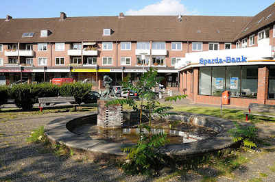 7416 Wildkraut am Brunnen vom Niendorfer Marktplatz - Klinkerbauten der 1950er Jahre, Geschfte + Bankgebude.