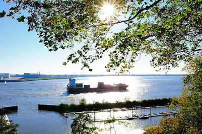 1274 Containerfeeder auf der Elbe im Gegenlicht - Mhlenberger Yachthafen.