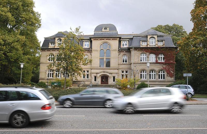 Bilder aus Hamburg OHLSDORF, Bezirk Hamburg NORD. Ohlsdorf kam 1325 in den Besitz des Zisterzienserinnenklosters Harvesterhude und spter zum Kloster St.Johannes. Ohlsdorf wurde 1830 in das Hamburger Landgebiet aufgenommen, 1913 zum Vorort. Ein groer Teil des wenig fruchtbaren Gebietes wurde 1874 von Hamburg fr seinen neuen Stadtfriedhof gekauft. Der Ohlsdorfer Friedhof ist mit 391 ha einer der grten Parkfriedhfe der Welt. Bislang wurden hier knapp 1,7 Millionen Menschen beigesetzt und ber das gesamte Areal verteilen sich 280.000 Grabstellen. Im Stadtteil Hamburg OHLSDORF leben auf einer Flche von 7,2 km ca. 14 000 Einwohner. 