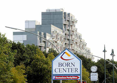 8397 Werbeschild Born Center - im Hintergrund mehrstckiges Wohnhaus in der Siedlung Osdorfer Born - Bilder aus Hamburg Osdorf, Bezirk Altona.